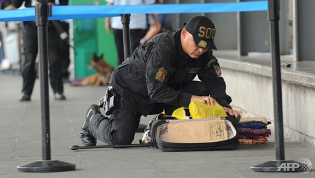 Cảnh sát Philippines kiểm tra một hành lý bị bỏ lại tại Sân bay quốc tế Manila ngày 1/9.