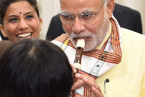 Thủ tướng Ấn Độ ngẫu hứng thổi sáo trong chuyến thăm Nhật Bản - 1 Thủ tướng Modi thử thổi sáo.