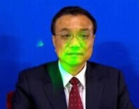 Thủ tướng Trung Quốc Lý Khắc Cường bị chiếu ánh sáng laser vào mặt.