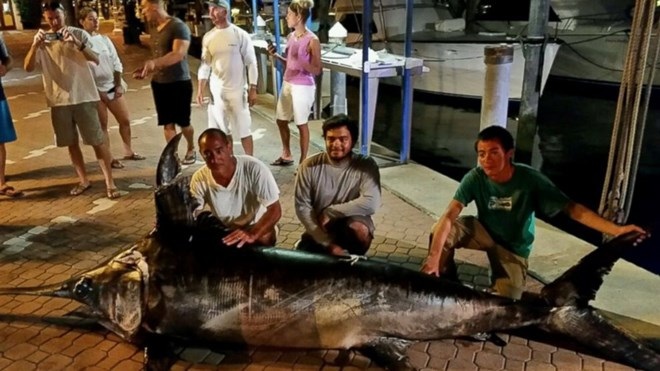 Ba cha con ông Sattar bên chiến lợi phẩm của mình