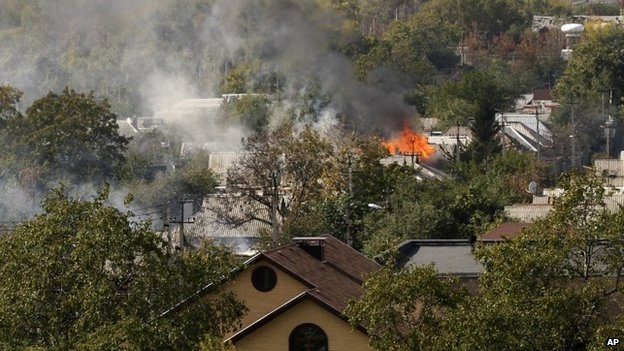 Các khu vực dân cư gần sân bay đã bị ảnh hưởng do giao tranh.