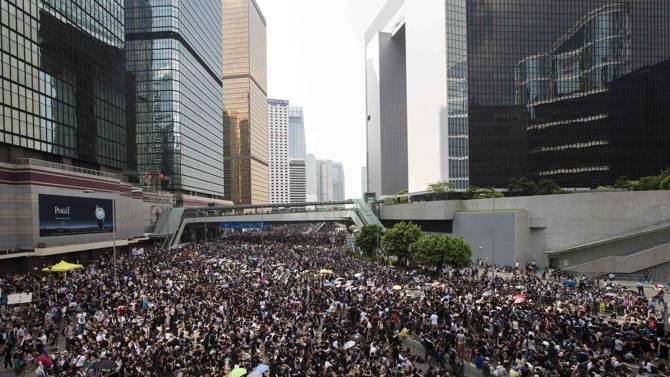 Người biểu tình Hồng Kông thách thức dùi cui, đạn hơi cay