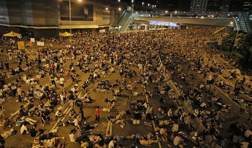 Hong Kong: "Nguy" và "cơ" với TQ - 1 Người biểu tình tập trung ở một quận hành chính của Hong Kong. Ảnh: AP