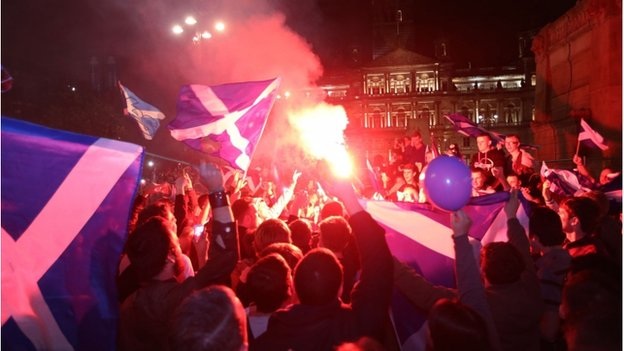 Scotland đã nói "Không" ly khai khỏi Vương quốc Anh - 4 Các đám đông đang tụ tập tại 2 thành phố lớn là Glasgow và Edinburgh để chờ đợi kết quả.