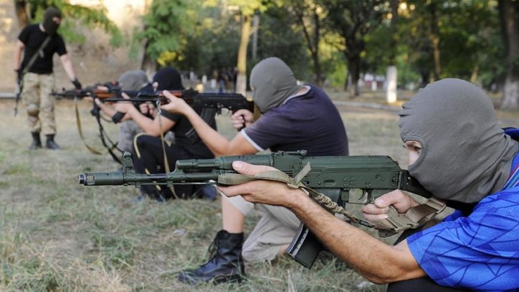 Chiến sự tiếp diễn ở đông Ukraine bất chấp đàm phán ngừng bắn - 2 Các binh sĩ Ukraine huấn luyện cho các tình nguyện viên tại thành phố Mariupol.