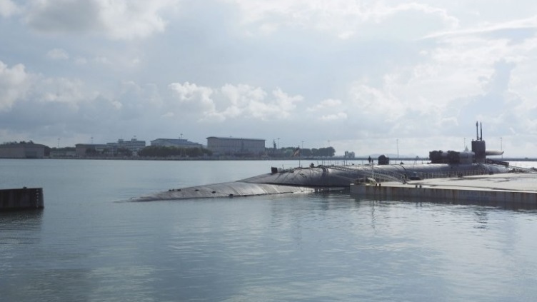 Mỹ triển khai 2 tàu ngầm tên lửa tới châu Á-Thái Bình Dương - 2 Tàu ngầm USS Michigan ghé thăm căn cứ hải quân Changi của Singapore.