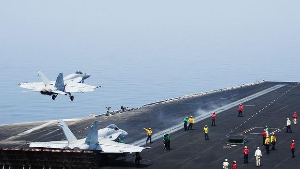 Máy bay chiến đấu Mỹ cất cánh từ tàu sân bay USS George H.W. Bush tại Vùng Vịnh.