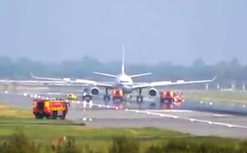 Máy bay Trung Quốc hạ cánh khẩn cấp ở Anh vì sự cố - 1 Máy bay của hãng Air China tại sân bay Gatwick, Anh.