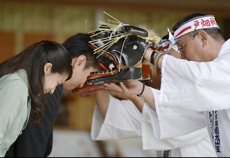 Cặp đôi thực hiện một nghi lễ tại ngôi đền ngôi đền Izumo Taisha.