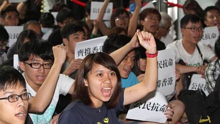 Người biểu tình hô các khẩu hiệu phản đối quyết định bầu cử mới của Bắc Kinh.