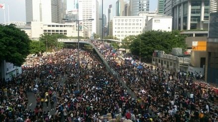 Dòng người biểu tình đã khiến giao thông bị tê liệt.