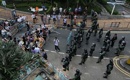 Đám đông biểu tình đối mặt trực diện với lực lượng an ninh.