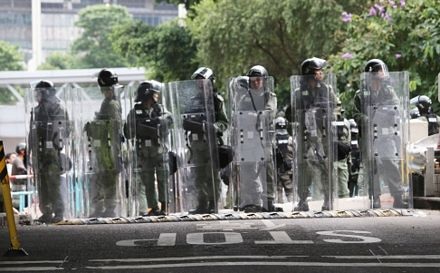 Các cảnh sát được triển khai để đối phó với đám đông biểu tình.