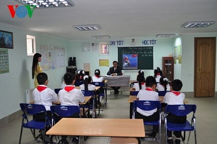 Khánh thành lớp học tiếng Việt đầu tiên tại Odessa, Ukraine - 5 Đại sứ Nguyễn Minh Trí nói chuyện với cô trò lớp học