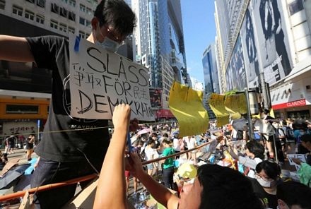 Các cảnh sát được triển khai để đối phó với đám đông biểu tình.