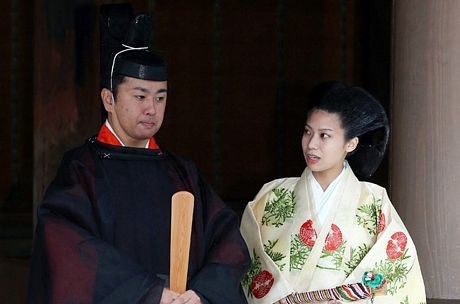 Cặp đôi trong trang phục truyền thống đứng trước ngôi đền Izumo Taisha trong lễ cưới hôm 5/10.