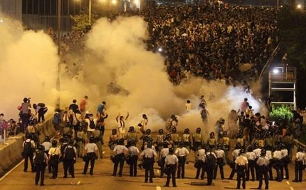 Cảnh sát bắn hơi cay về phía người biểu tình tối ngày 28/9.