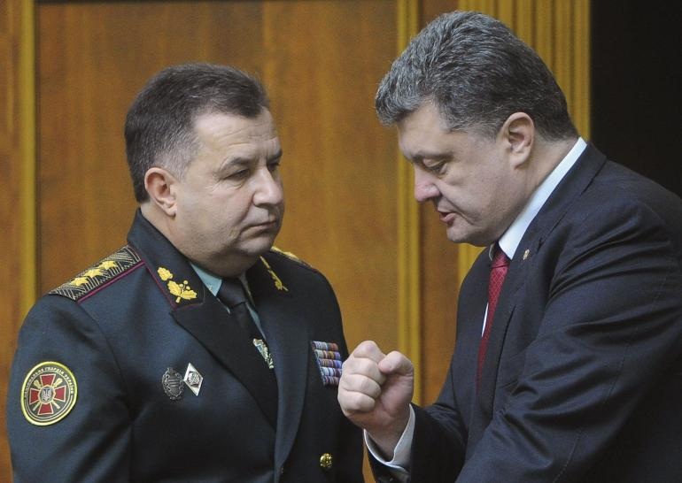 Tân Bộ trưởng quốc phòng Ukraine Stepan Poltorak và Tổng thống Poroshenko tại quốc hội ngày 14/10.