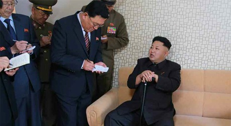 Tình báo Hàn Quốc: Ông Kim Jong-un đã phẫu thuật u nang ở chân - 1 Nhà lãnh đạo trẻ Kim Jong-un dùng gậy trong chuyến thăm.