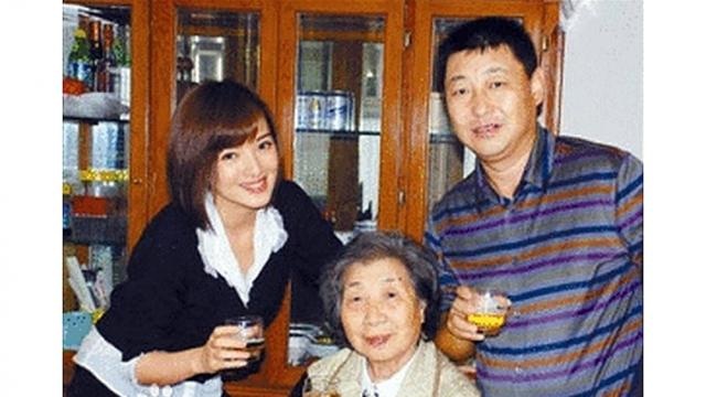 Em trai ông Tập Cận Bình kết hôn với “hoa khôi quân đội” - 1 Vợ chồng Tập Viễn Bình và Trương Lan Lan chụp ảnh với người mẹ Tề Tâm.