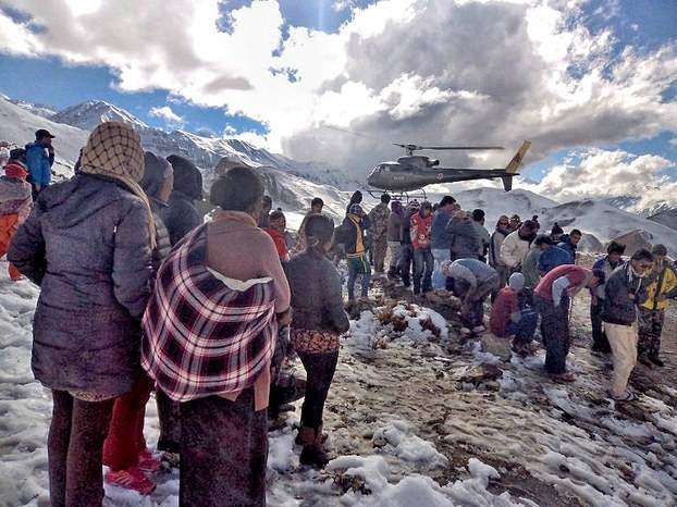 Một người Việt Nam thiệt mạng do bão tuyết tại Himalaya - 1 Trực thăng quân đội Nepal giải cứu những người sống sót.