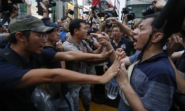 Phe biểu tình và phản đối biểu tình xô xát tại Hồng Kông.