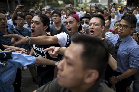 Giới chức Hồng Kông bị "tố" thuê côn đồ sau các vụ xô xát - 1 Các đám đông xô xát tại quận tài chính trung tâm của Hồng Kông ngày 13/10.