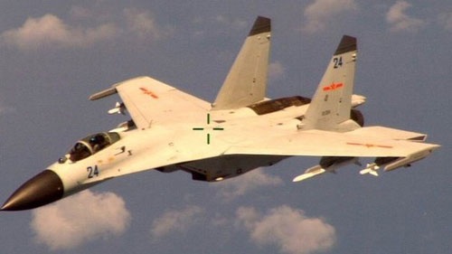 TQ, Nga, Mỹ "giành giật" không phận quốc tế - 1 Chiếc Su-27 của TQ đánh chặn máy bay tuần tra của Mỹ. Ảnh: AP
