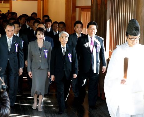 Trung Quốc nổi giận vì hơn 100 nghị sĩ Nhật thăm đền chiến tranh - 1 Các nghị sĩ Nhật thăm đền Yasukuni.