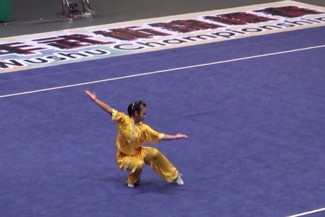 Gặp gỡ cô bạn VĐV Wushu với ước muốn làm bác sĩ Đông y - 1 Quỳnh Anh biểu diễn Wushu tại World Junior 2012 diễn ra tại Macao.