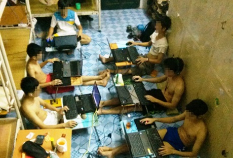 Ký túc xá lúc 0h: Ngủ ngày “cày” game đêm - 1 Một cuộc đấu game trong KTX. Ảnh: Phan Anh.