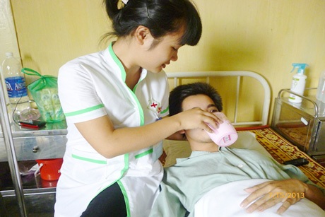 Điều dưỡng viên chăm sóc người bệnh.