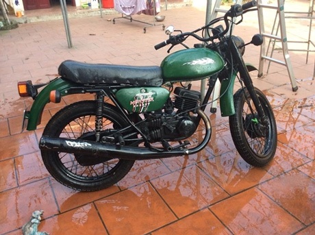 “Độ” xe và những cuộc “chạy đua” lạc đường - 1 Chiếc xe Minsk của Việt Phương lúc mới mua (trên) và sau khi “độ”.