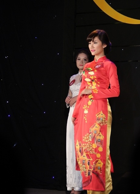 Giây phút đăng quang của cô nữ sinh lớp Địa Vật lý, khóa 58 khoa Dầu khí.