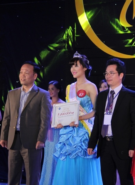 Giây phút đăng quang của cô nữ sinh lớp Địa Vật lý, khóa 58 khoa Dầu khí.