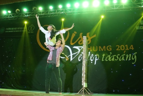 Đoàn Thị Thảo bứt phá ở phần thi ứng xử.