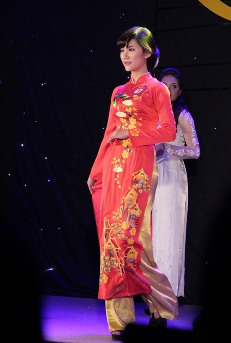 Kiều diễm trong trang phục dạ hội.