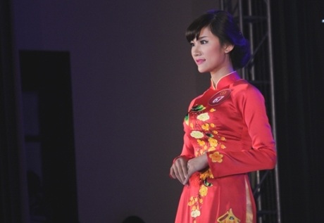 Đoàn Thị Thảo ở phần thi trình diễn trang phục áo dài.