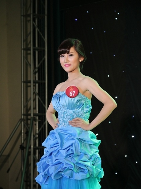 Kiều diễm trong trang phục dạ hội.