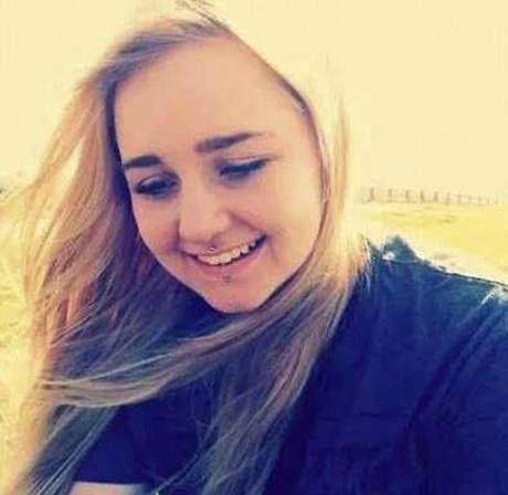 Nữ sinh Lauren Johnson, 17 tuổi, trường Bacup và Rawtenstall Grammar tự tử vì bị bạn bè bắt nạt.