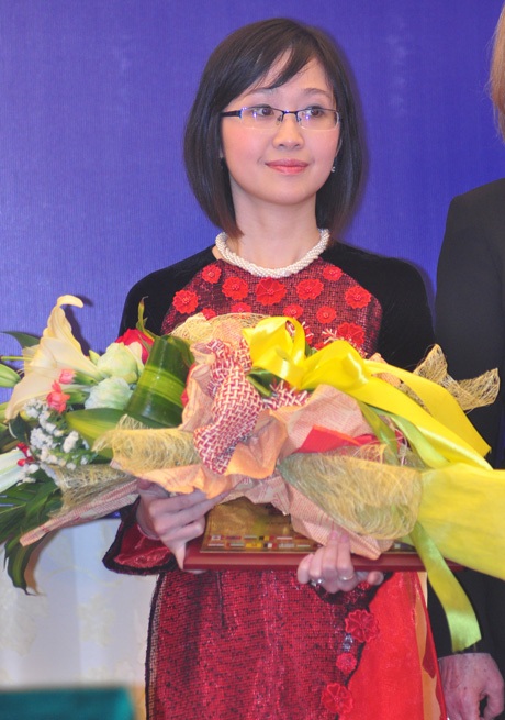 Nữ PGS trẻ nhất Việt Nam được vinh danh Gương mặt trẻ Thủ đô tiêu biểu - 1 Nữ PGS.TS Nguyễn Ngọc Lưu Ly.