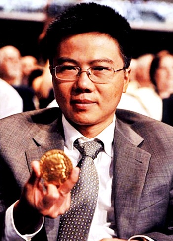 GS. Ngô Bảo Châu: “Thay việc tự gặm nhấm tự ti bằng làm tốt việc của mình” - 1 GS Ngô Bảo Châu được tặng thưởng Huy chương Fields