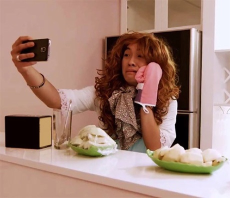 Phở Đặc Biệt tự sướng trong một cảnh quay