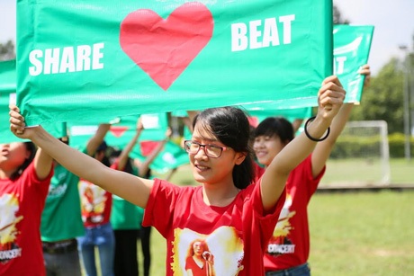 Các bạn trẻ nhảy flashmob và gửi lời chúc đến Mỹ Tâm - 6 Thông điệp “Share heart beat” được kết cuối phần nhảy flashmob đầy ấn tượng.