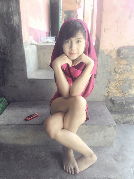"Hotgirl" Việt với ảnh chéo chân gây bão Facebook - 2 Hot girl Việt với ảnh chéo chân gây sốt.