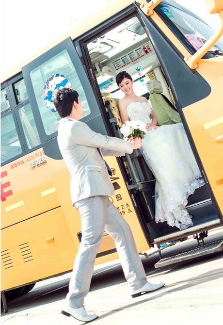 Ảnh cưới lãng mạn tại… bãi đỗ xe buýt gây sốt - 11 Vũ Phong