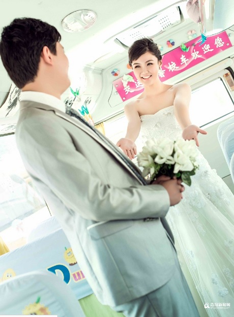 Ảnh cưới lãng mạn tại… bãi đỗ xe buýt gây sốt - 9 Vũ Phong