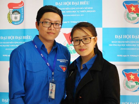 Cán bộ Đoàn 9X học giỏi, làm hay! - 1 Quốc Chinh (trái) luôn tự hào khi mang trên mình màu áo xanh Đoàn đội, màu áo xanh tình nguyện.