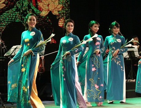 Tân Hoa khôi ĐH Dược bật khóc đáng yêu phút đăng quang - 1 Các nữ dược sĩ tương lai thướt tha trong tà áo dài.