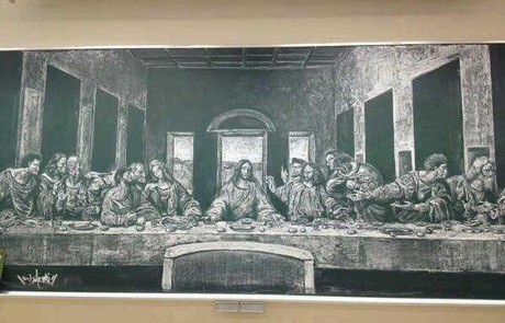 Bức danh họa Bữa ăn tối cuối cùng của Leonardo da Vinci được tái hiện hoàn hảo bằng phấn trắng.